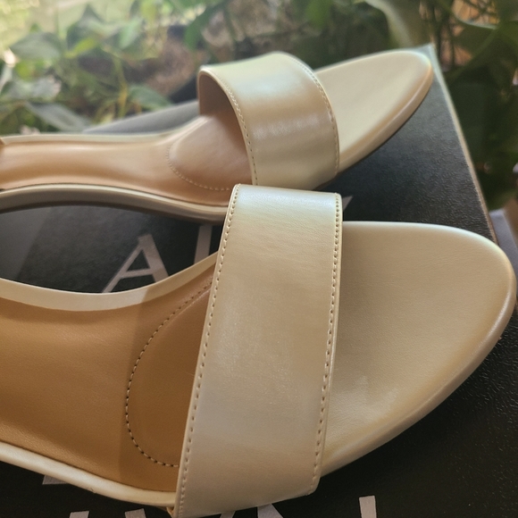 🌺 SOLD 🌺 Naturalizer Tinda in White Pearl - Picture 3 of 4